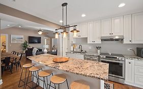 Cheerful 5-Bedroom W/Screened Patio, Sleeps 10 In The Heart Of Fremont!